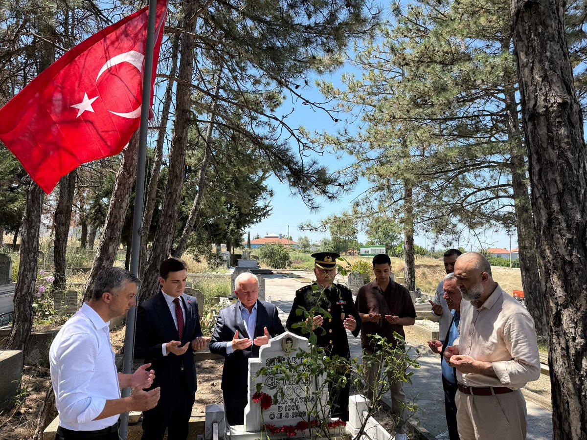 IpsalaKymkmlg's tweet photo. 15 Temmuz Milli Birlik ve Demokrasi Günü 🇹🇷

Kaymakamımız Sn. Hayrettin Buğra GÜZEL, Belediye Başkanımız Sn. Mehmet KERMAN ve beraberindeki heyet ile şehit kabirlerini ziyaret etti. 

Vatan uğruna can veren şehitlerimizi; rahmet ve minnetle anıyoruz. https://t.co/WLGIy3eOGF