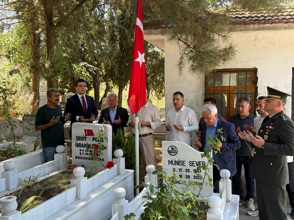 IpsalaKymkmlg's tweet photo. 15 Temmuz Milli Birlik ve Demokrasi Günü 🇹🇷

Kaymakamımız Sn. Hayrettin Buğra GÜZEL, Belediye Başkanımız Sn. Mehmet KERMAN ve beraberindeki heyet ile şehit kabirlerini ziyaret etti. 

Vatan uğruna can veren şehitlerimizi; rahmet ve minnetle anıyoruz. https://t.co/WLGIy3eOGF