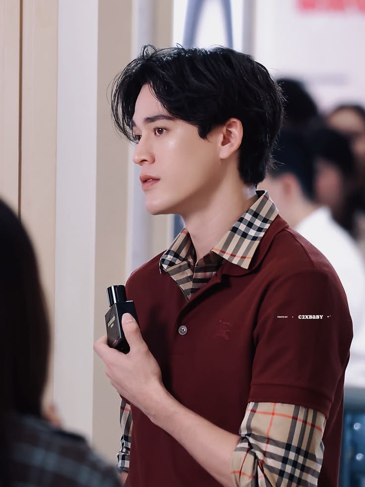 itslicetomeetya's tweet photo. #JossGawin Au with #Guinzly 
#GuinlzyAsbun 

Ceritanya, Pops sama Dadda baru pulang kerja dan jemput abang dari preschool, Tapi dadda heran karena bekal abang masih utuh. 

🐧     : Abang, Kok bekalnya masih utuh? 
🐧     : Abang bosan sama pasta ya? [nengok kebelakang, liat abang yang baru selesai pakai sabuk pengaman di carseatnya ] 
🍼🐧: Nda, papa. Abang mam di kanteen, kan dikasih tap tap card 
🐻      : [check saldo Emoney abang] 
🐻      : Abang jajan apa? kok uangnya tinggal 150? Pops isi 400 kan kemarin? 
🍼🐧: Dimsum mentai, sandwich tuna, terus apa ya tadi? oh .... Mochi strawberry, sama itu .... mac and cheese
🐧     : Itu abang mam semua? kok banyak sekali jajannya? 
🍼🐧: Berdua dengan Neona. 
🍼🐧: [mam crakers] tapi pops, kenapa ya cowo cantik itu kalau mau makan apa bilangnya terserah? Seperti Dadda. 
 🐧     : Dadda ga begitu ya! 
🍼🐧: Iya, kemarin dadda bilang, terserah waktu pop sama abang tanya mau mam apa, tapi ngambek pas beli hotpot
🐧     : ya kan, dadda maunya pizza! 
🍼🐧: kenapa tidak bilang saja biar mudah? 

🐻      ; memangnya, selain dadda siapa lagi bang?
🍼🐧 : pacar abang. 
🐧       : ih.... kan kamu masih kecil! 
🍼🐧 : dah gede, udah nen sapi!
🐻       : Pacar abang emang siapa? 
🐧       : iya, siapa bang?
🍼🐧 : Neona. tapi abang bingung, dia seperti dadda, kalau tidak mau makan lunchbox, abang ajak mam di canteen jawabannya terserah. Kenapa cowo cantik seperti dadda dan Neona itu ribet ya, pop? 

😭😭😭😭