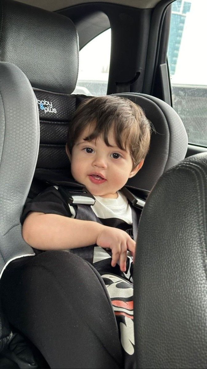 itslicetomeetya's tweet photo. #JossGawin Au with #Guinzly 
#GuinlzyAsbun 

Ceritanya, Pops sama Dadda baru pulang kerja dan jemput abang dari preschool, Tapi dadda heran karena bekal abang masih utuh. 

🐧     : Abang, Kok bekalnya masih utuh? 
🐧     : Abang bosan sama pasta ya? [nengok kebelakang, liat abang yang baru selesai pakai sabuk pengaman di carseatnya ] 
🍼🐧: Nda, papa. Abang mam di kanteen, kan dikasih tap tap card 
🐻      : [check saldo Emoney abang] 
🐻      : Abang jajan apa? kok uangnya tinggal 150? Pops isi 400 kan kemarin? 
🍼🐧: Dimsum mentai, sandwich tuna, terus apa ya tadi? oh .... Mochi strawberry, sama itu .... mac and cheese
🐧     : Itu abang mam semua? kok banyak sekali jajannya? 
🍼🐧: Berdua dengan Neona. 
🍼🐧: [mam crakers] tapi pops, kenapa ya cowo cantik itu kalau mau makan apa bilangnya terserah? Seperti Dadda. 
 🐧     : Dadda ga begitu ya! 
🍼🐧: Iya, kemarin dadda bilang, terserah waktu pop sama abang tanya mau mam apa, tapi ngambek pas beli hotpot
🐧     : ya kan, dadda maunya pizza! 
🍼🐧: kenapa tidak bilang saja biar mudah? 

🐻      ; memangnya, selain dadda siapa lagi bang?
🍼🐧 : pacar abang. 
🐧       : ih.... kan kamu masih kecil! 
🍼🐧 : dah gede, udah nen sapi!
🐻       : Pacar abang emang siapa? 
🐧       : iya, siapa bang?
🍼🐧 : Neona. tapi abang bingung, dia seperti dadda, kalau tidak mau makan lunchbox, abang ajak mam di canteen jawabannya terserah. Kenapa cowo cantik seperti dadda dan Neona itu ribet ya, pop? 

😭😭😭😭