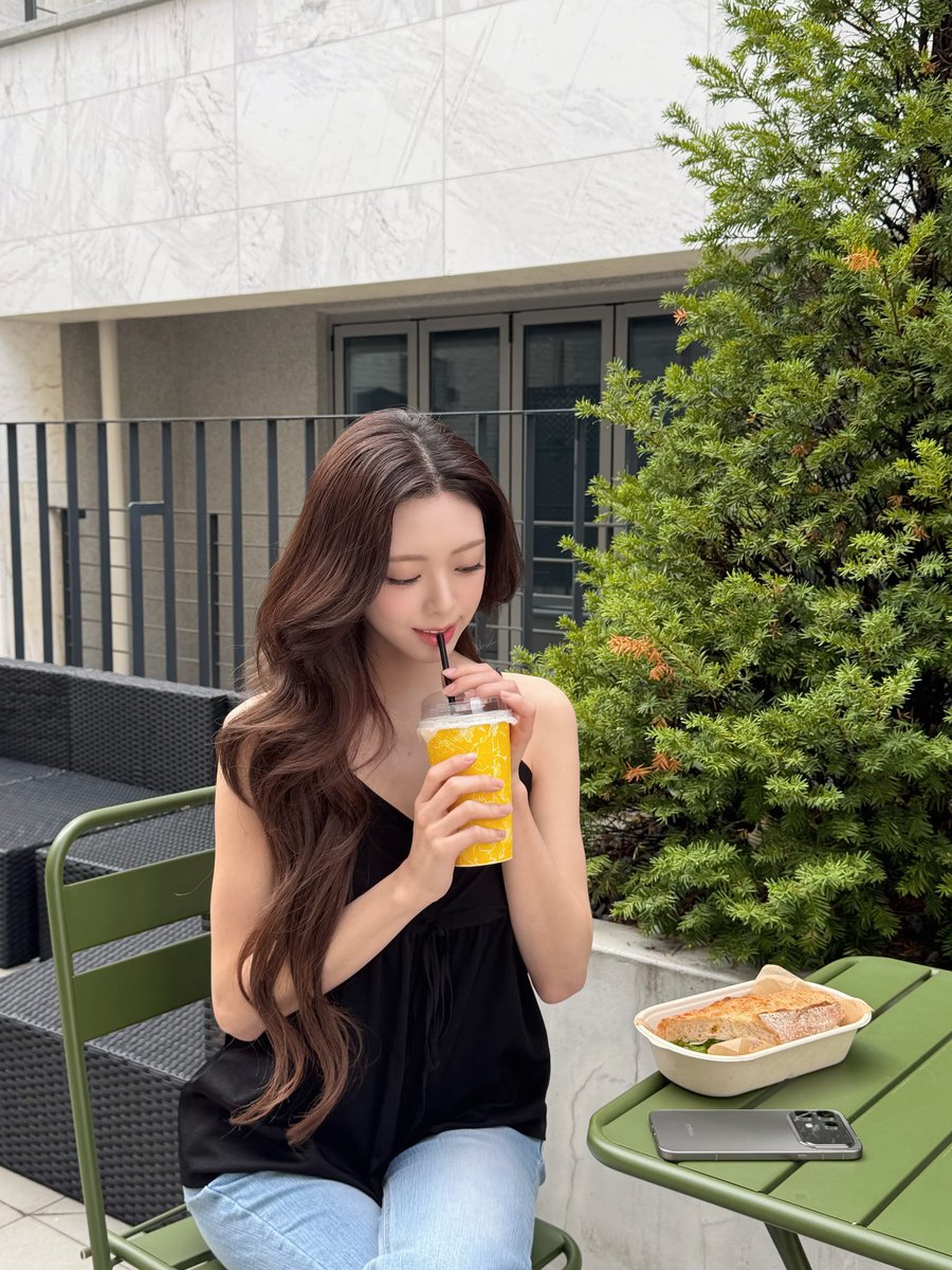 유나 인스타 YUNA's selfie weapon revealed! 💚🤳 The most