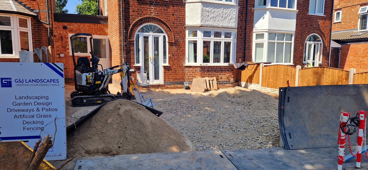 GandJLandscapes's tweet photo. Our latest project is coming nicely π Fencing is finished & dig out & sub-base going smoothly thanks to Rob at 'Let's Grab It'π #Nottingham #landscaping #Mapperley #creatingyourperfectspace https://t.co/ACv8ewCRCD https://t.co/6p0tuwsmo1 https://t.co/R6h1FL2kXP