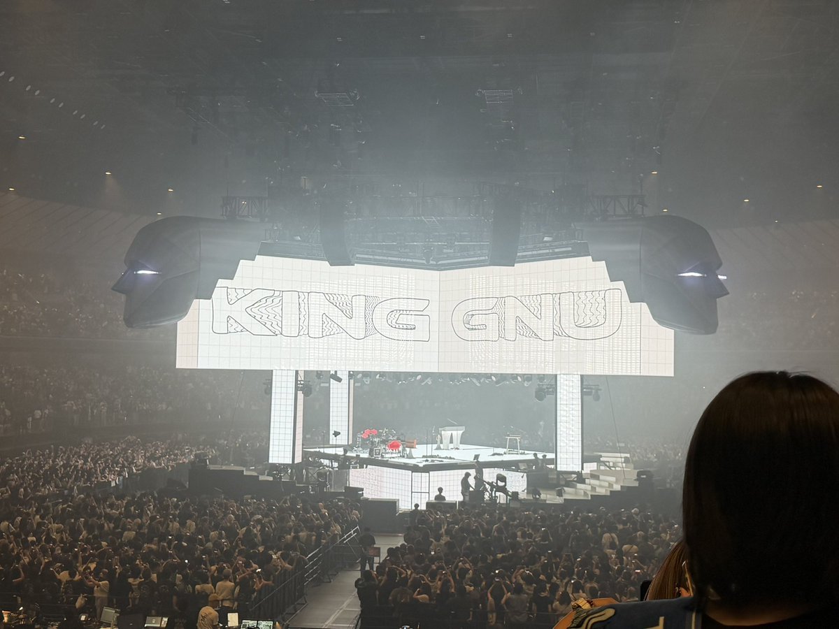 reoo0127's tweet photo. 本当に最後まで最高過ぎるライブでした!!!
千葉と横浜2日間行けてほんとに良かった！
昨日の余韻がムンムンのまま今日の配信見て騒いで本当に楽しかったし、最後の最後にドデカ発表あってあんなん絶対行くしかない！
後9個もあるのヤバすぎる🥺
これで修論をガチで頑張れる💪
 #KingGnuCENTRALTour2026 https://t.co/n7gUiT3DpP