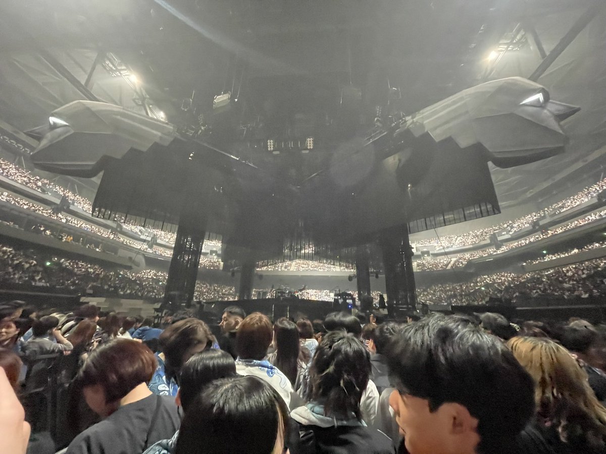 reoo0127's tweet photo. 本当に最後まで最高過ぎるライブでした!!!
千葉と横浜2日間行けてほんとに良かった！
昨日の余韻がムンムンのまま今日の配信見て騒いで本当に楽しかったし、最後の最後にドデカ発表あってあんなん絶対行くしかない！
後9個もあるのヤバすぎる🥺
これで修論をガチで頑張れる💪
 #KingGnuCENTRALTour2026 https://t.co/n7gUiT3DpP