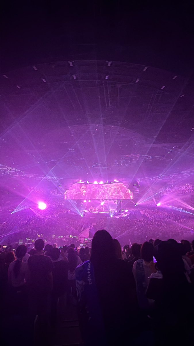 reoo0127's tweet photo. 本当に最後まで最高過ぎるライブでした!!!
千葉と横浜2日間行けてほんとに良かった！
昨日の余韻がムンムンのまま今日の配信見て騒いで本当に楽しかったし、最後の最後にドデカ発表あってあんなん絶対行くしかない！
後9個もあるのヤバすぎる🥺
これで修論をガチで頑張れる💪
 #KingGnuCENTRALTour2026 https://t.co/n7gUiT3DpP