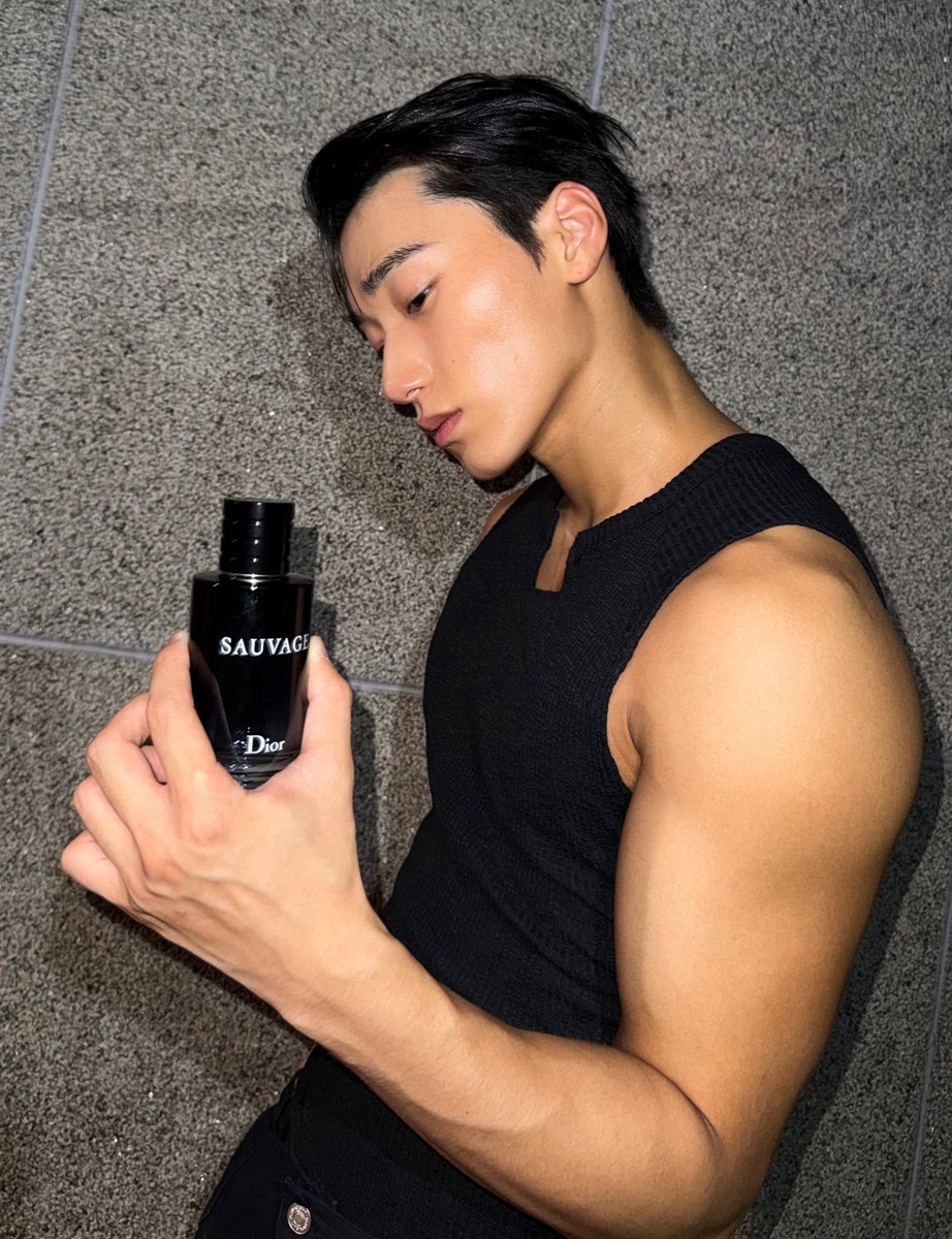 etherealsanie's tweet photo. THE SIZE OF HIS ARM WHAT THE FCKK????? https://t.co/f85mBb2jAT
