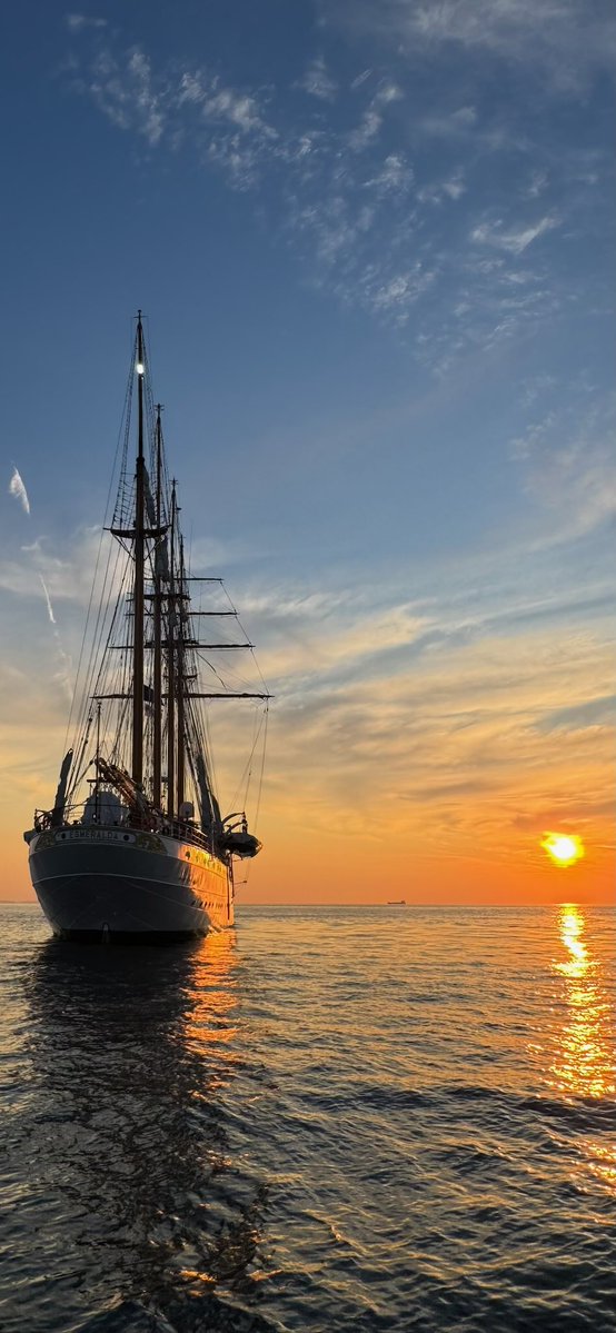 candacecahill's tweet photo. A few of the beautiful Tall Ships anchored in #Nahant for the Parade of Sails this past Saturday. Photographer &amp; fisherman: My talented neighbor &amp; fisherman, Rob Liebman. #paradeofsails #boston #tallships https://t.co/SMh7GW38GA