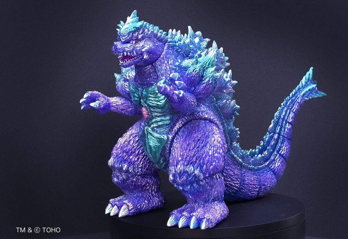 AtelierGodziban's tweet photo. #マルサン 大型ソフビ
超ゴジラ・ヴァイオレットパールカラー
Super Godzilla  極少数限定手塗り仕上げ版
「超ゴジラ伝説」撮影用造形の本人による原型制作&amp;塗装。末長く可愛がっていただきたく筆塗り・エアブラシの手塗りで塗り重ね宝石のような色合いをイメージしました。ワンフェス2026夏にて初公開 https://t.co/NuAfjNWYVR