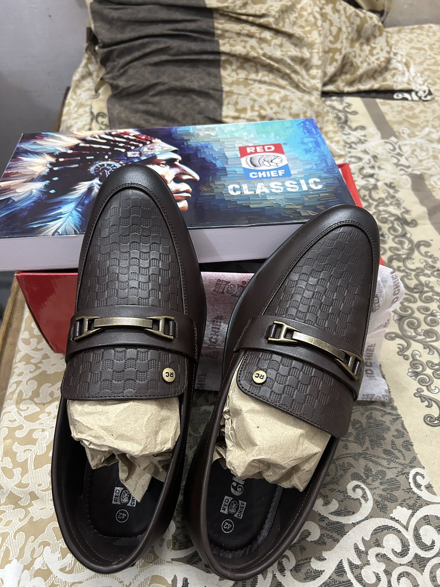 suniil07's tweet photo. Hello @AjioCares @AJIOLife 

#RT223381462
I Ordered Redchief(Brown)But I received Totally Different Product Pattern.
Also the packaging is not good…using cello tape on outer package
Please look into the matter and solve it shortly and Arrange a hassle free pickup as soon as. https://t.co/XzDpRKJpcU