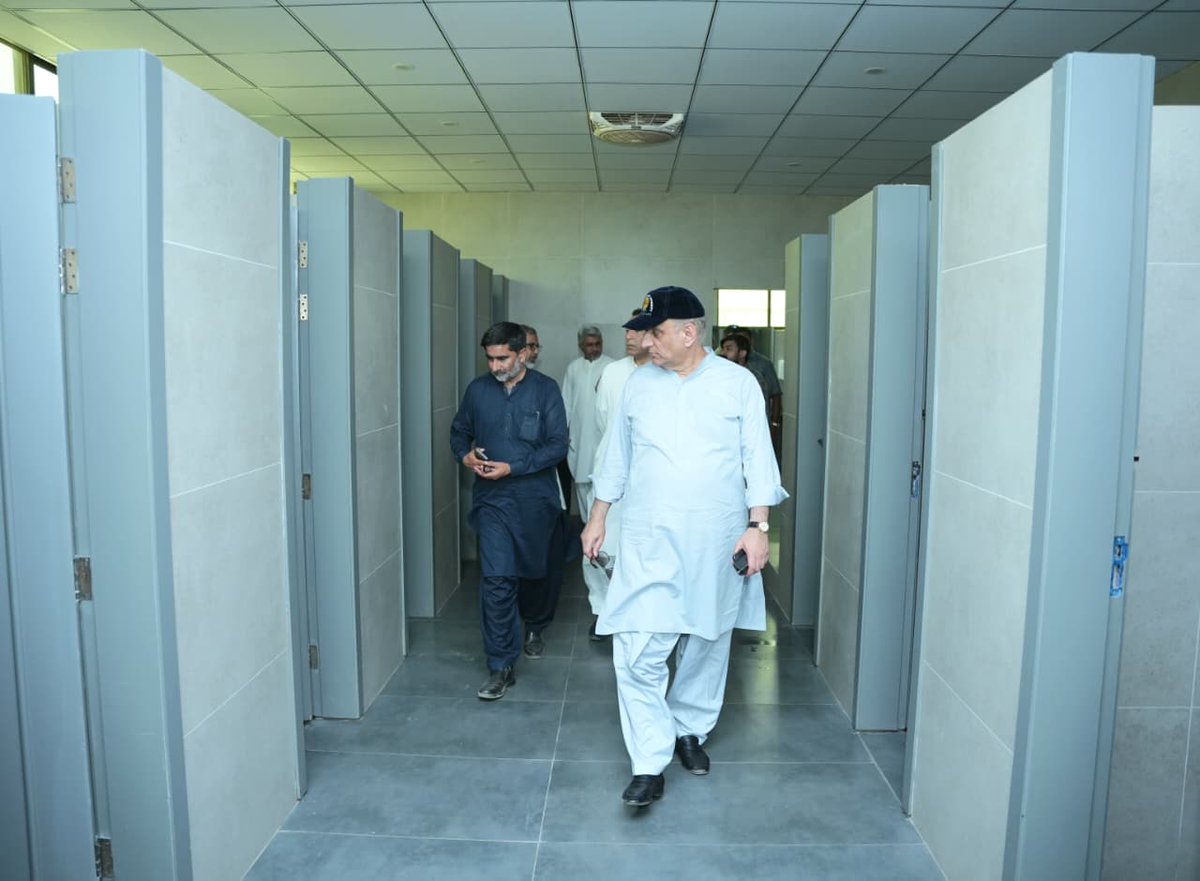 IPPPunjab's tweet photo. وفاقی وزیر مواصلات عبدالعلیم خان کا ایم 5 پر ریسٹ ایریاز کا دورہ،نئے تعمیر شدہ ریسٹ رومز ، مساجد ، صفائی ستھرائی، اشیاء خوردونوش کے معیار و  قیمتیوں سمیت  کچن کا بھی جائزہ لیا

1/2 https://t.co/u0F7mcZffs