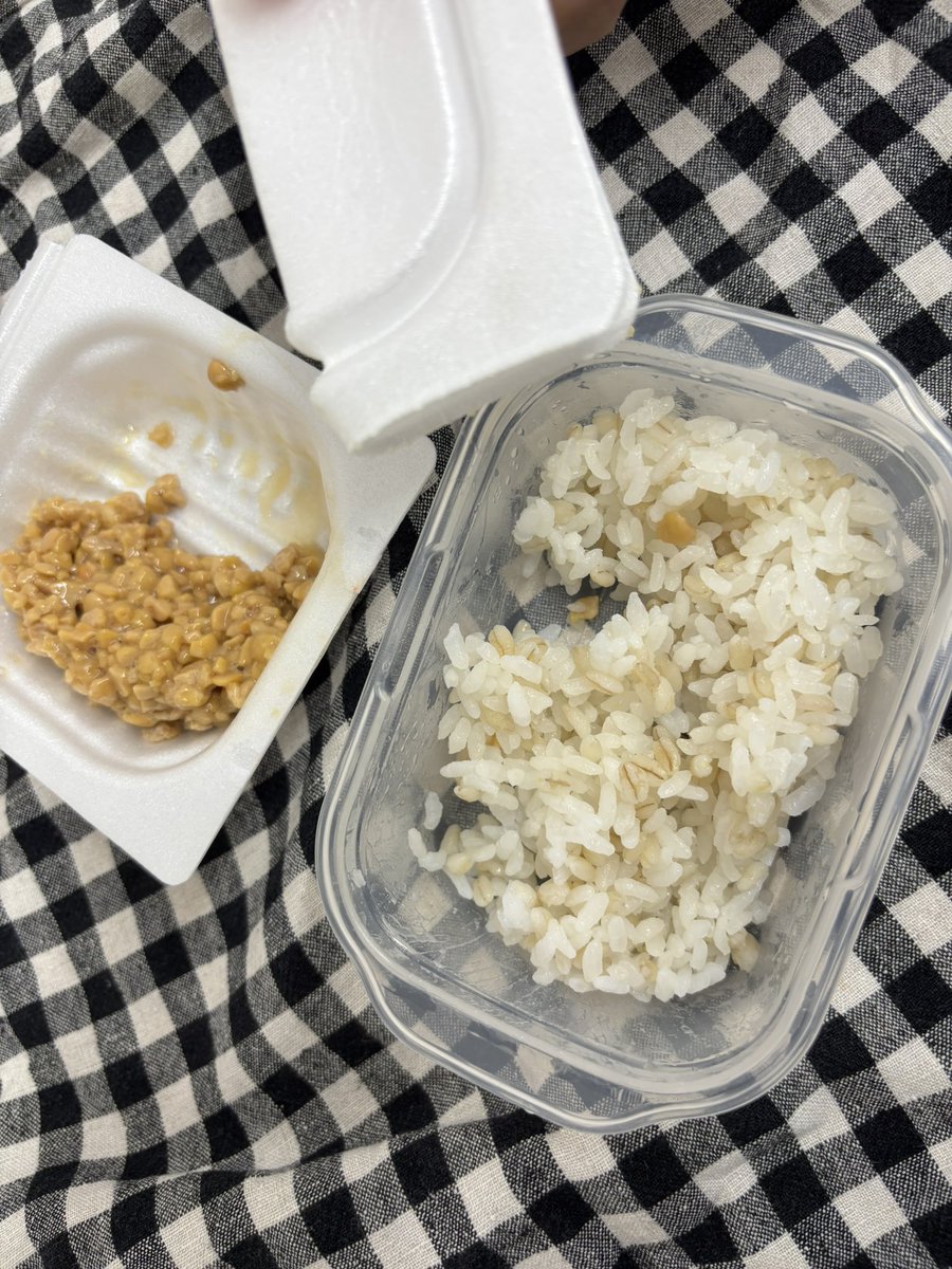 itosukoyaka's tweet photo. お箸忘れてフタで食った https://t.co/EAF9JKGe7X