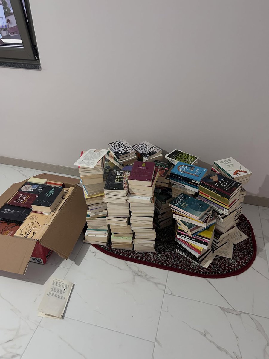 sivriikalemler's tweet photo. Dünyanın en güzel hislerinden biri de kitapları kütüphaneye tek tek yerleştirmek değil mi? 📚 https://t.co/XlyCHacfNu