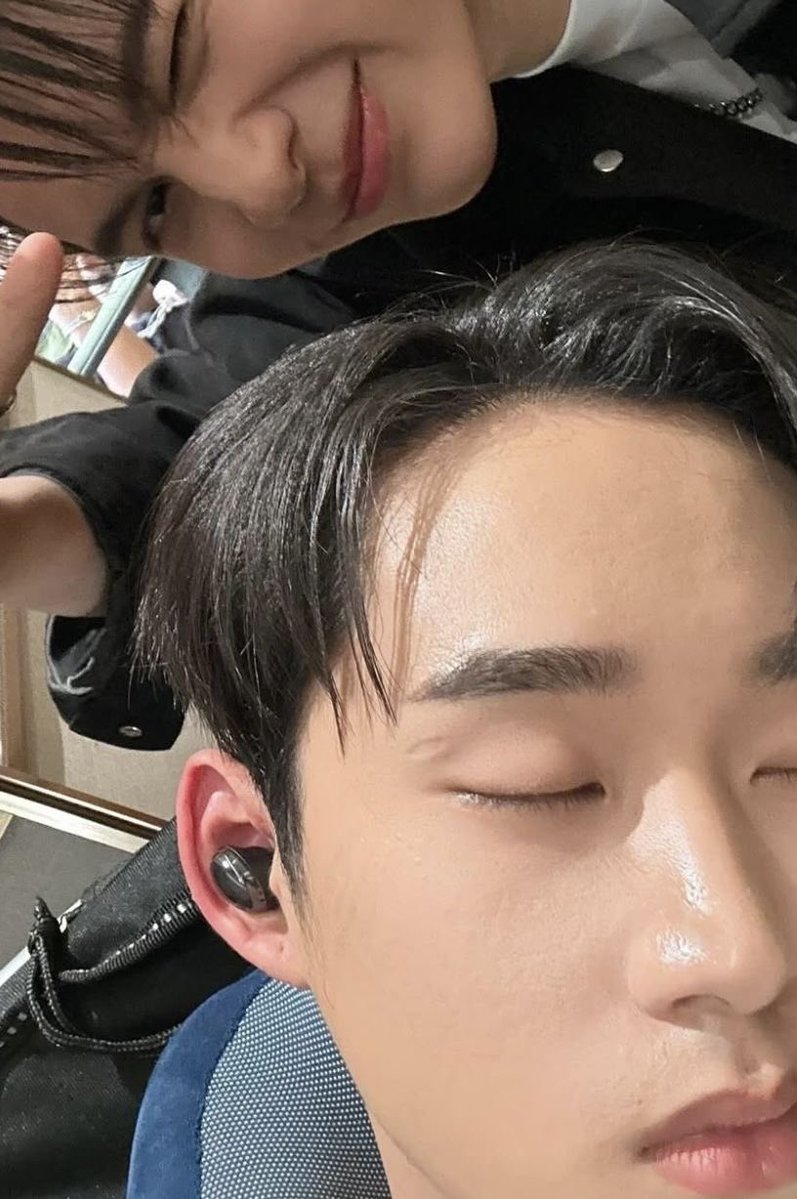 valcrazyforWE's tweet photo. the concept of taking oics of your faen while he is sleeping 😳🤏🏻

#WilliamEst #YouManiacSeriesQ22 https://t.co/NrsV5R20vZ