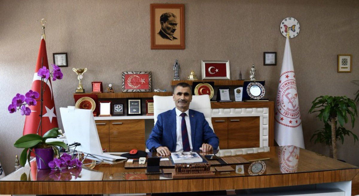 KucukcekmeceMeb's tweet photo. İlçe Millî Eğitim Müdürümüz Emin ÇIKRIKÇI, 15 Temmuz Demokrasi ve Millî Birlik Günü dolayısıyla bir mesaj yayımladı.

🔗https://t.co/tf73wXZE0B

#15Temmuz #DemokrasiVeMilliBirlikGünü #Küçükçekmece https://t.co/xKBZAqYZbv