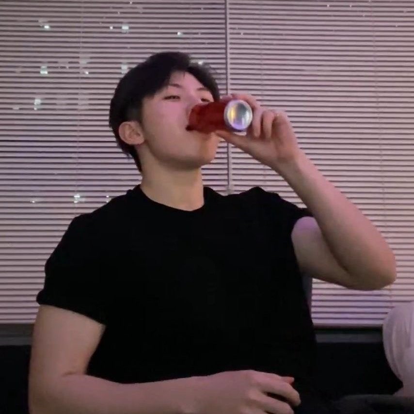 diamondday1122's tweet photo. just a man and his coke zero against the world https://t.co/oSaJYSLDty