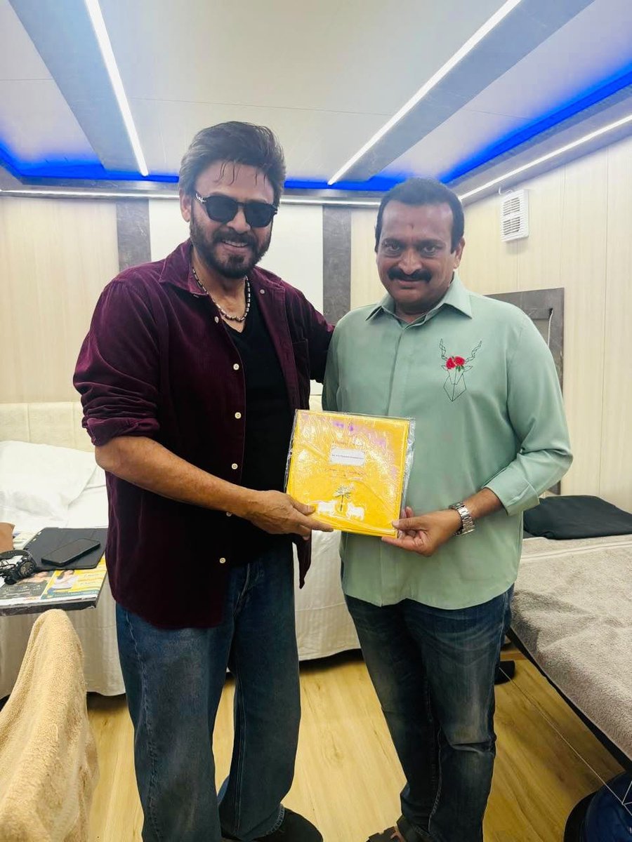 tupaki_official's tweet photo. బ్లాక్బస్టర్ నిర్మాత బండ్ల గణేష్ తన కుమార్తె వివాహానికి విక్టరీ వెంకటేష్, నందమూరి కళ్యాణ్ రామ్, దర్శకుడు అనిల్ రావిపూడిలను స్వయంగా కలిసి ఆహ్వానించారు. ❤️
#Venkatesh #KalyanRam #AnilRavipudi #VenkyAnil5 #NKRAR2 #Tollywood #Tupaki
Follow👉@tupaki_official https://t.co/n74ISAxmqc