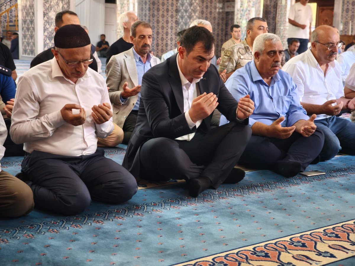 solhankymk's tweet photo. Kaymakamımız Okan Ayaz, 15 Temmuz Demokrasi ve Milli Birlik Gününde ilçemiz Ulu Camiinde öğle namazından önce düzenlenen Mevlid-i Şerif programına katıldı. Programda Kaymakamımıza ilçe protokolümüz de eşlik etti. https://t.co/k6zQn9BTj9