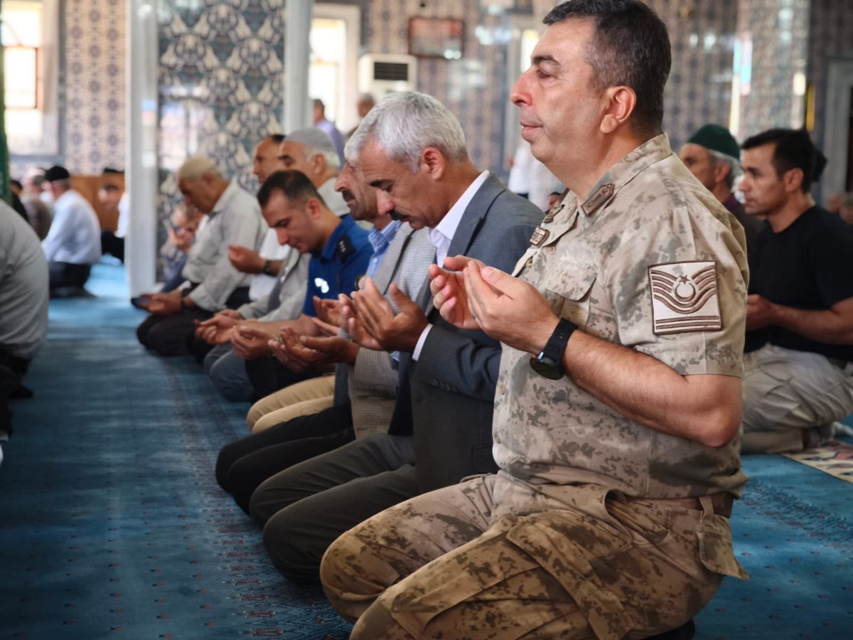 solhankymk's tweet photo. Kaymakamımız Okan Ayaz, 15 Temmuz Demokrasi ve Milli Birlik Gününde ilçemiz Ulu Camiinde öğle namazından önce düzenlenen Mevlid-i Şerif programına katıldı. Programda Kaymakamımıza ilçe protokolümüz de eşlik etti. https://t.co/k6zQn9BTj9