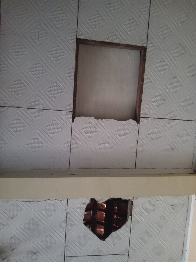 nadeliont's tweet photo. Jendela pintu udah ditutup, eh lewat plafon.

Effortnya juara. https://t.co/byLcsjXUqD