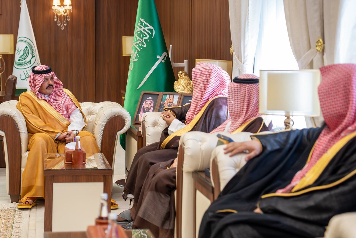 Halgat's tweet photo. سمو #أمير_منطقة_حائل يستقبل رئيس مجلس إدارة الجمعية الخيرية لتحفيظ القرآن الكريم بمدينة جبة د.بدر بن عامش الرمالي وأعضاء مجلس الإدارة، ويتسلّم سموه التقرير السنوي للجمعية لعام 2025م، ويطّلع على جهود وأنشطة الجمعية، منوّهاً سموه بدعم القيادة الرشيدة -أيدها الله- لخدمة كتاب الله. https://t.co/skaMg9rvj5