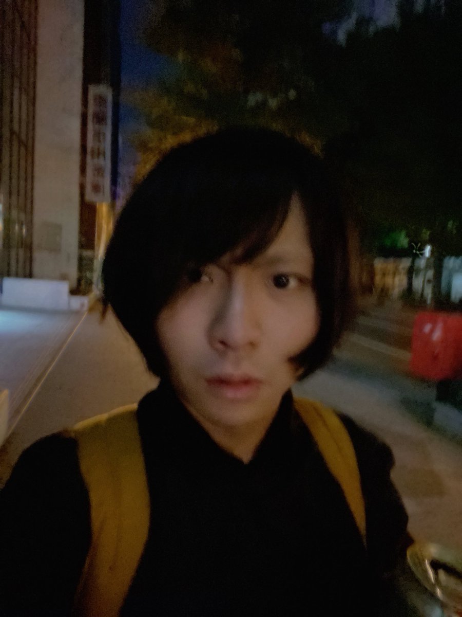 gggbababa's tweet photo. ファミレスで作業してたら店員さんが俺の服に飲み物をこぼしてしまい「すぐクリーニングさせて頂きます！！そして代わりの服として、当店の制服をお渡しさせて頂きます」と言われ「！？」となり今制服着て帰ってる https://t.co/Y7i9rp76Gi