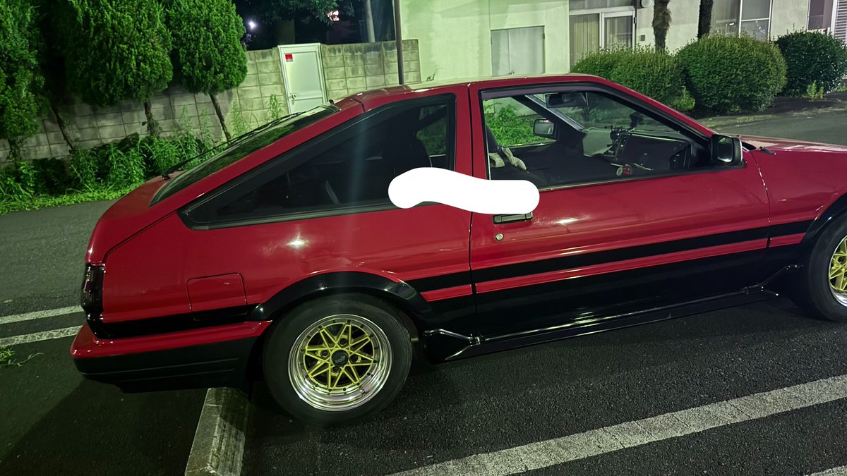 ae86_MP4_5B's tweet photo. ライブの後、男4人乗ってエアコンかけたハチロクで向かった先にまるで昔の自分のような赤黒ハチロク見かけた時はめちゃくちゃテンション上がりました
自分たちは焼肉じゃなくて向かいの丸亀製麺だったけどカッコよくて勝手に写真撮っちゃいました... https://t.co/znVwJXUrxI