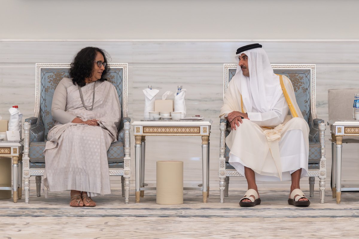 AmiriDiwan's tweet photo. سمو الأمير المفدى يستقبل دولة الدكتورة هاريني اماراسوريا رئيسة وزراء جمهورية سريلانكا الديمقراطية الاشتراكية والوفد المرافق، التي قدمت التعازي لسموه في وفاة المغفور له بإذن الله صاحب السمو الأمير الوالد الشيخ حمد بن خليفة آل ثاني، وذلك في قصر لوسيل. https://t.co/r2g8ZJWT5i https://t.co/CRFFtMWEnO
