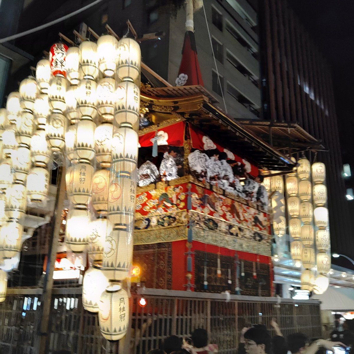 michalin2019's tweet photo. @mi_yu_ko_b 初めての祇園祭。
そこまで暑くなく、夜風が心地よかったです☺️
あの大混雑でも皆きっちり一方通行を守るし、タバコの匂いも一切しない。京都の民度の高さを感じました😉 https://t.co/wZA1dz9aE4