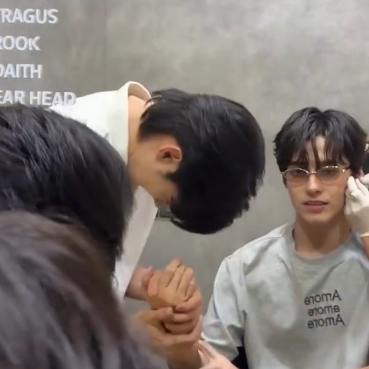PiscesPing's tweet photo. น้องเฮงเจาะหู พี่ตี๋ให้กำลังใจ

คนโดนเจาะ 🦔 : 😁🙂😶
คนให้กำลังใจ 👨🏻 : 😱😨🤯😵‍💫😫😖🥵

ขอบคุณพี่ตี๋ที่เจ็บแทนน้องเฮงหมดแล้วนะคะ 🤣 555555555555555555555555 งงมากใครเป็นคนโดนเจาะหูนะ 😂

#TeeBoonyakait #Hengmarkii #TeeHeng https://t.co/Pi8wY52e0u