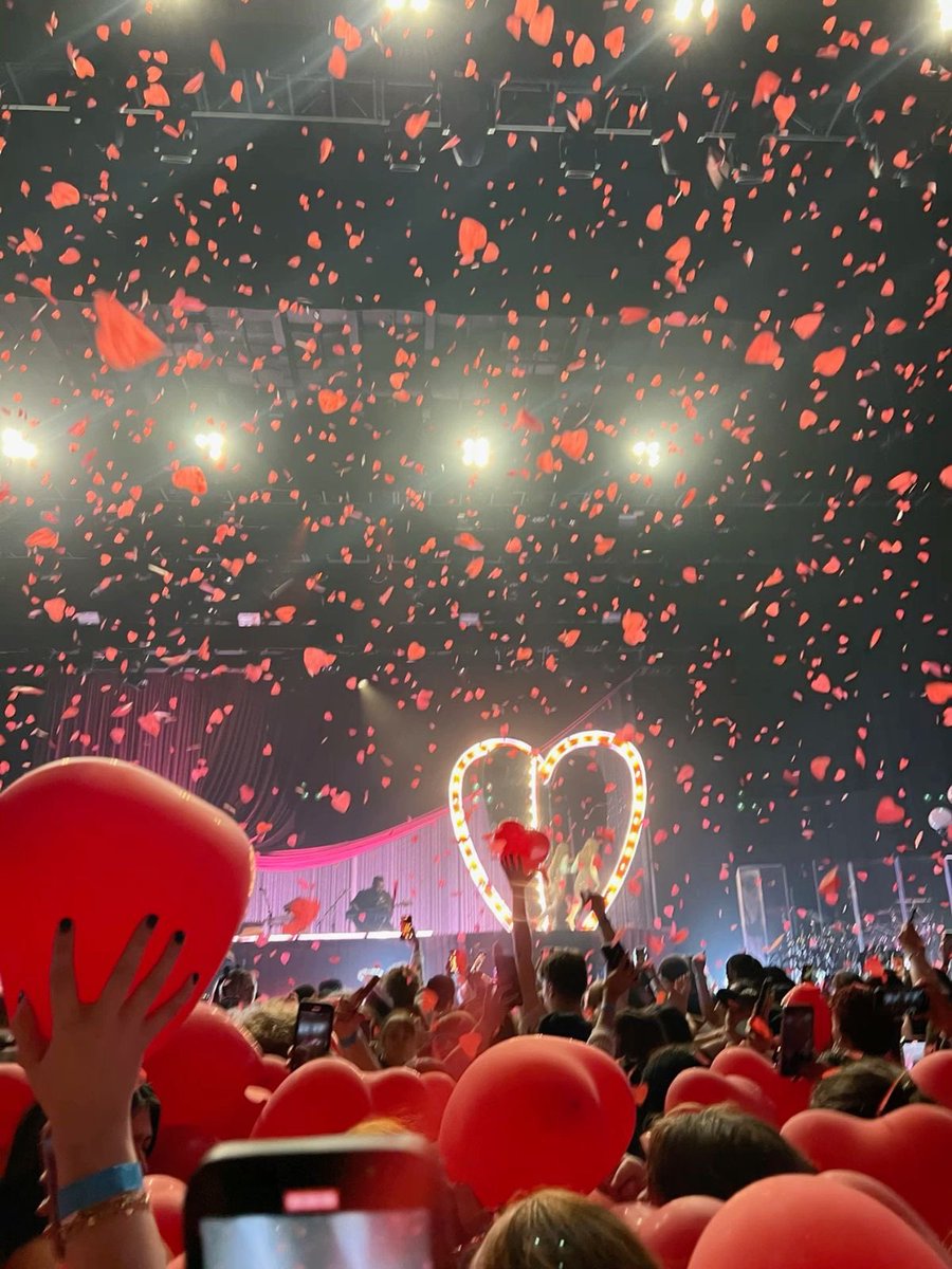 gemsgoodgraces's tweet photo. happy 4 years to the album of my life https://t.co/BZ1a3ylvUh