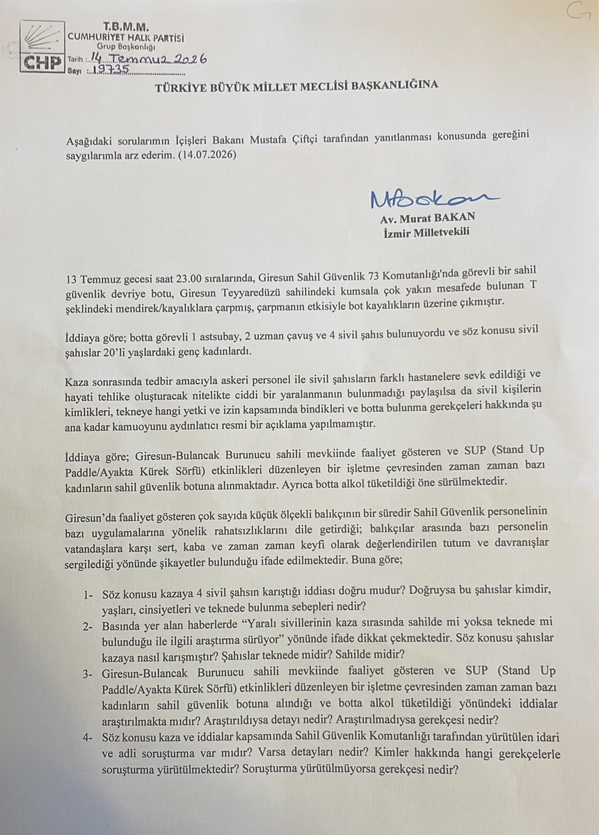 CHPMuratBakan's tweet photo. 13 Temmuz gecesi saat 23.00 sıralarında, Giresun Sahil Güvenlik 73 Komutanlığı'nda görevli bir sahil güvenlik devriye botu, kayalıklara çarptı.

İddiaya göre; botta görevli 1 astsubay, 2 uzman çavuş ve 4 sivil şahıs bulunuyordu ve söz konusu sivil şahıslar 20’li yaşlardaki genç kadınlardı.

Kaza sonrasında tedbir amacıyla askeri personel ile sivil şahısların farklı hastanelere sevk edildiği ve hayati tehlike oluşturacak nitelikte ciddi bir yaralanmanın bulunmadığı paylaşılsa da sivil kişilerin kimlikleri, tekneye hangi yetki ve izin kapsamında bindikleri ve botta bulunma gerekçeleri hakkında şu ana kadar kamuoyunu aydınlatıcı resmi bir açıklama yapılmadı.

Olayla ilgili çok sayıda iddia öne sürülüyor. 

Konuyu Meclis gündemine taşıdım, İçişleri Bakanı Sayın Mustafa Çiftçi'nin yanıtlaması istemiyle soru önergesi verdim ve iddiaları sordum: 

1- Söz konusu kazaya 4 sivil şahsın karıştığı iddiası doğru mudur? Doğruysa bu şahıslar kimdir, yaşları, cinsiyetleri ve teknede bulunma sebepleri nedir?

2- Basında yer alan haberlerde “Yaralı sivillerinin kaza sırasında sahilde mi yoksa teknede mi bulunduğu ile ilgili araştırma sürüyor” yönünde ifade dikkat çekmektedir. Söz konusu şahıslar kazaya nasıl karışmıştır? Şahıslar teknede midir? Sahilde midir? 

3- Giresun-Bulancak Burunucu sahili mevkiinde faaliyet gösteren ve SUP (Stand Up Paddle/Ayakta Kürek Sörfü) etkinlikleri düzenleyen bir işletme çevresinden zaman zaman bazı kadınların sahil güvenlik botuna alındığı ve botta alkol tüketildiği yönündeki iddialar araştırılmakta mıdır? Araştırıldıysa detayı nedir? Araştırılmadıysa gerekçesi nedir?

4- Söz konusu kaza ve iddialar kapsamında Sahil Güvenlik Komutanlığı tarafından yürütülen idari ve adli soruşturma var mıdır? Varsa detayları nedir? Kimler hakkında hangi gerekçelerle soruşturma yürütülmektedir? Soruşturma yürütülmüyorsa gerekçesi nedir?