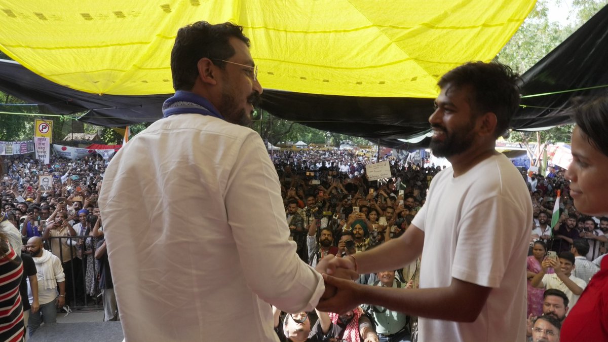 Cockroachisback's tweet photo. Bhim Army chief Chandrashekhar Azad, who’s also an MP from UP’s Nagina, joins the protest today to show solidarity with Sonam Wangchuk and CJP. 

We thank him for amplifying students’ voices! https://t.co/w6bxBAeSGw