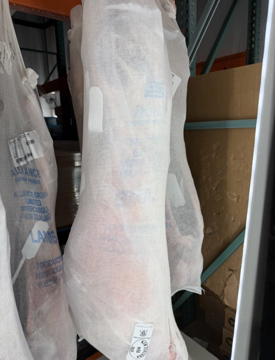 CelalKucuker's tweet photo. Biri bana bunu gerçekten aptala anlatır gibi açıklasın, çünkü gerçekten anlamıyorum.

Costco'da satılan bu bütün kuzu helal sertifikalı ve Avustralya'dan geliyor. 

Dünyanın öbür ucundan Kanada'ya geliyor. 12-15 kg ağırlığında bütün kuzu, 90-120 USD (yaklaşık 120-150 CAD) 3.000-4.000 tl arasında satılıyor. (kuzunun tamamı) 

Şimdi soruyorum

Madem bu kuzu dünyanın öbür ucundan Kanada'ya bu fiyata gelebiliyor, neden Türkiye'ye 3.000-4.000 TL bandında gelemiyor?

Sonuçta gemi Avustralya'dan çıkıyor. Kanada'ya kadar gidiyorsa, yol üzerinde Türkiye'ye de bırakabilir. Böylece insanlar 3-4 bin TL'ye helal, bütün kuzu yiyebilir.

Gerçekten merak ediyorum.
Buna engel olan şey nedir? 
Gümrük mü, vergiler mi, ithalat politikası mı, yerli üreticiyi koruma mı, yoksa başka bir sebep mi?

İşin uzmanı olan biri varsa, lütfen açıklasın.