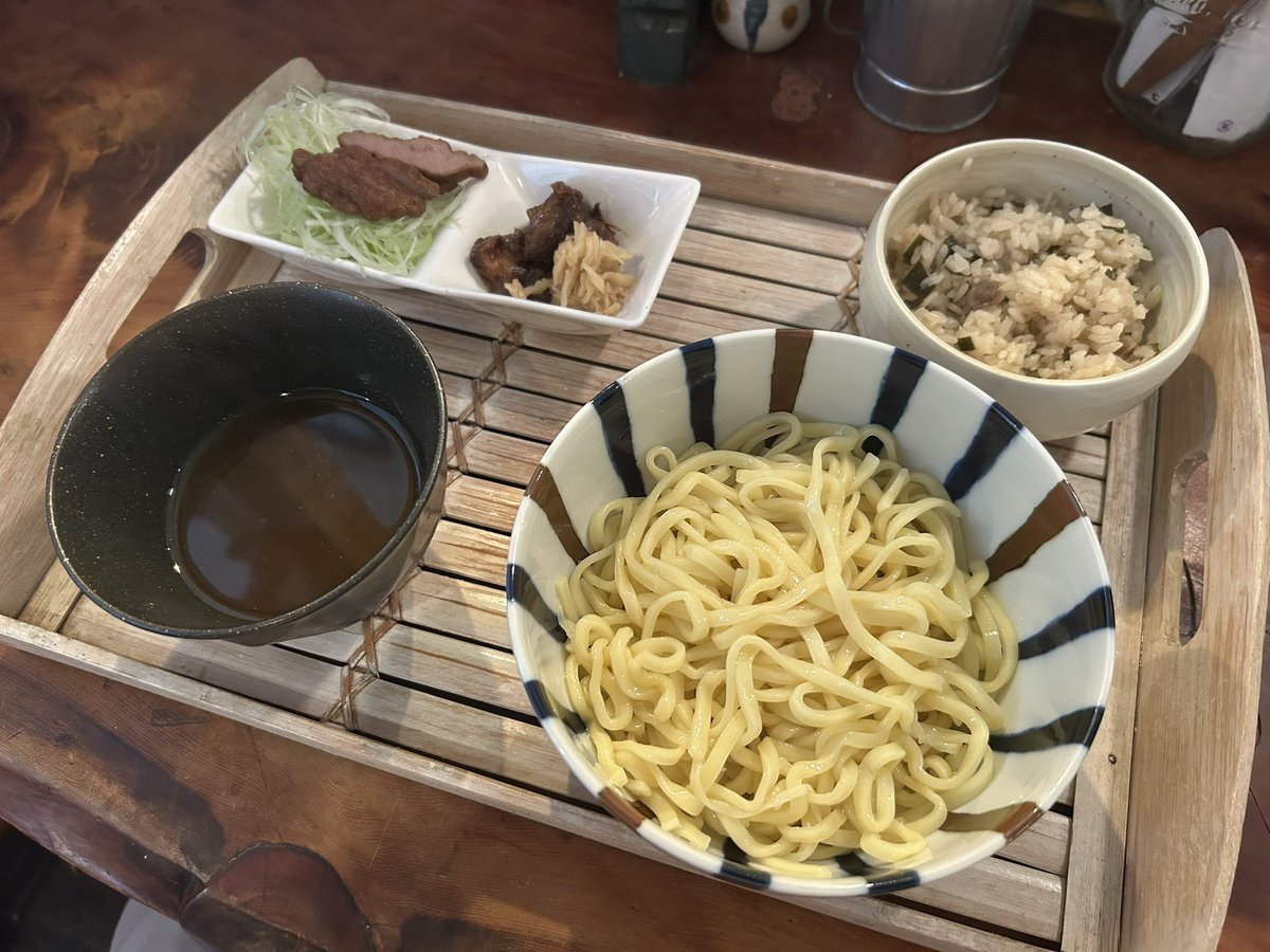 ycc_hf's tweet photo. みんな大好き『楽島モアイモ食堂』へ

https://t.co/PQO0BSyt7W

6〜10月限定の冷やし沖縄そばと、マグロと昆布のジューシー（右上のお椀）

爽やかでおいしかった

麺を食べ終えたら出汁にジューシーを投入してお茶漬けみたいにすると（画像2枚目）また最高です😆

あなたもぜひ！

#横須賀 #沖縄そば https://t.co/91OIc5sVlR