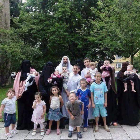EYAD_ATIA55's tweet photo. الفقر ليس جريمة، لكن تحويل الأطفال إلى ورثة للفقر والجهل والحرمان، ثم تسمية ذلك "رزقا"، ليس فضيلة ولا مسؤولية.
والمفارقة الساخرة أن بعض المجتمعات تتباهى بكثرة المواليد، بينما تعجز عن إنتاج المعرفة، أو بناء اقتصاد قوي، أو ترسيخ سيادة القانون، أو توفير تعليم يليق بالإنسان. ثم تتساءل بعد ذلك: لماذا تتكرر الأزمات؟
