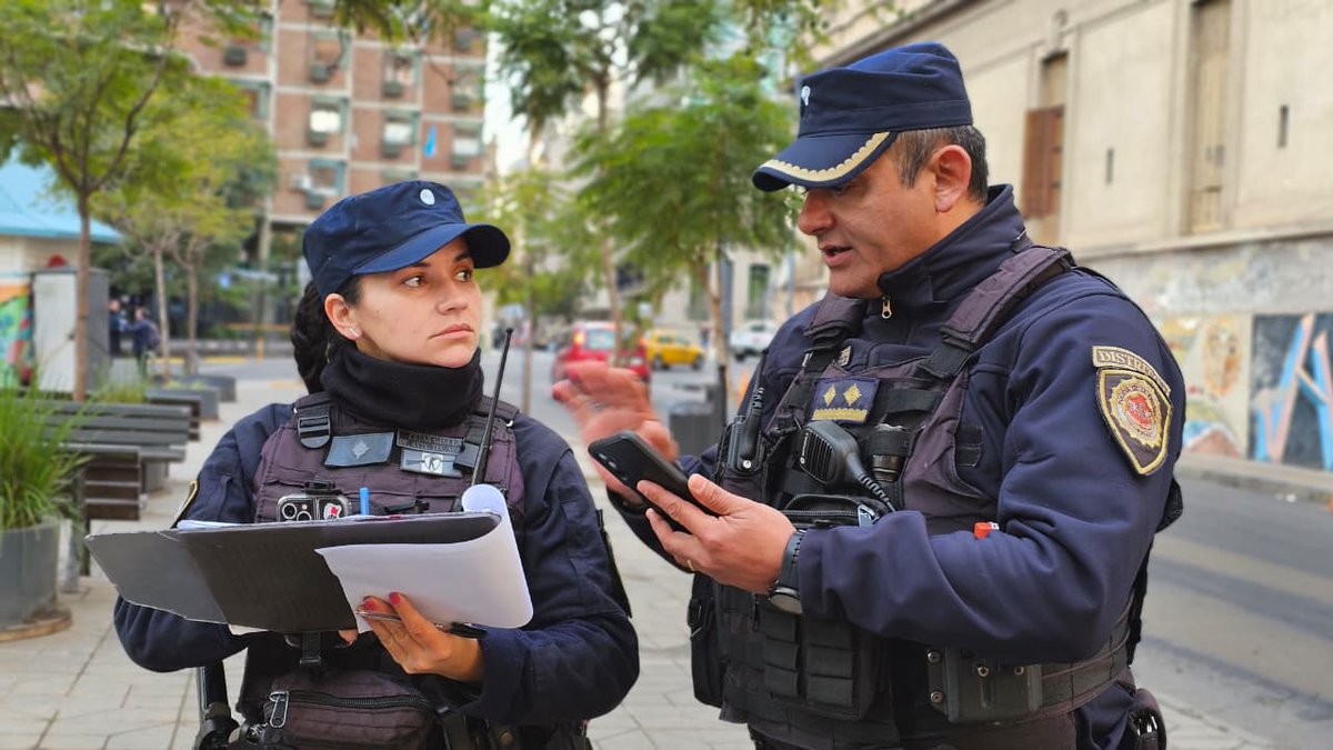 PoliciaCbaOf's tweet photo. 🚨ARRANCÓ EL OPERATIVO DE SEGURIDAD EN EL PATIO OLMOS

🚔A primeras horas del día comenzó a desplegarse el dispositivo preventivo en el Patio Olmos y sus inmediaciones, con motivo del partido de la Selección Nacional de fútbol.

👮🏻‍♂️👮🏻Personal policial supervisa la zona que ya se encuentra con la implementación del Camión Halcón 911, vallado y otras acciones de prevención. 

🇦🇷Si festejamos que sea con responsabilidad.

Vamos la Scaloneta💪🏻