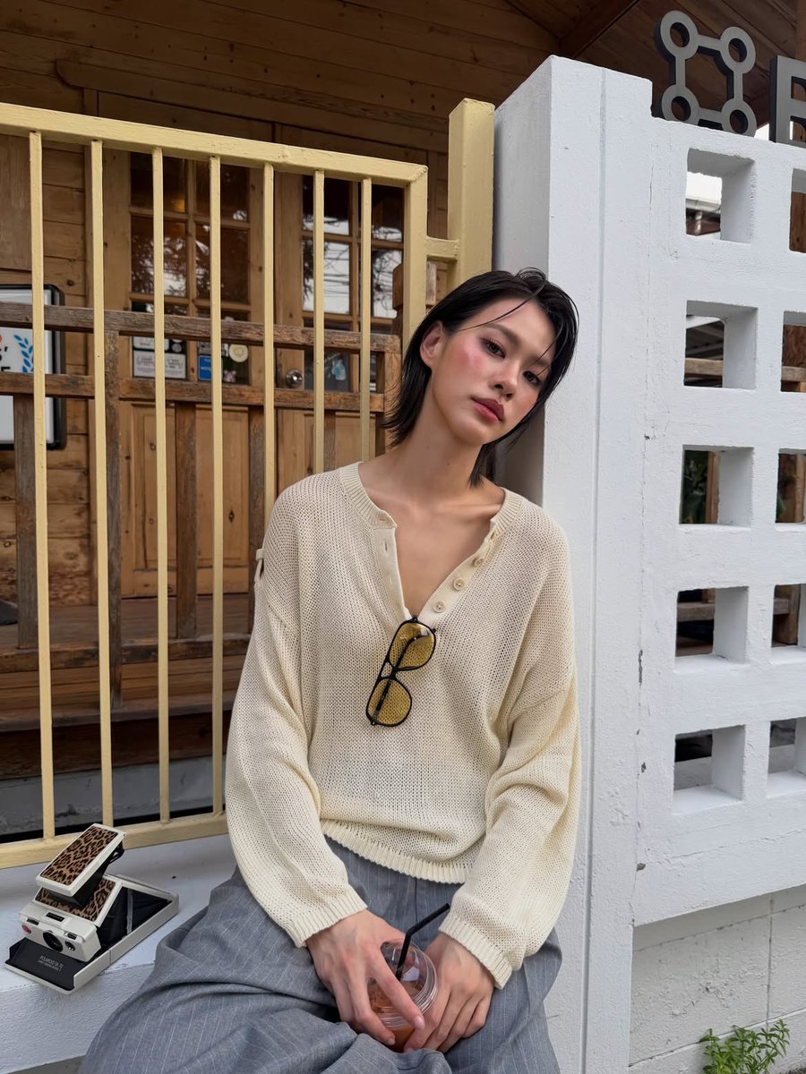 EmiBonnieTH's tweet photo. [📸] emiamily — IG Post Update (150726)

Classic mood on🤎🐶 with @.rayban A timeless frame for every moment with RB2198 BILLS ✨ 

#RayBan
#emiamily https://t.co/Xt4AD3YuZ9