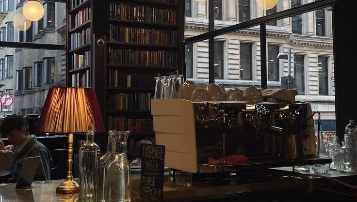 AcademiaDreams's tweet photo. rainy days at a cozy cafés, I yearn for you ☕️ 🌧 https://t.co/V7e8j1RCdR