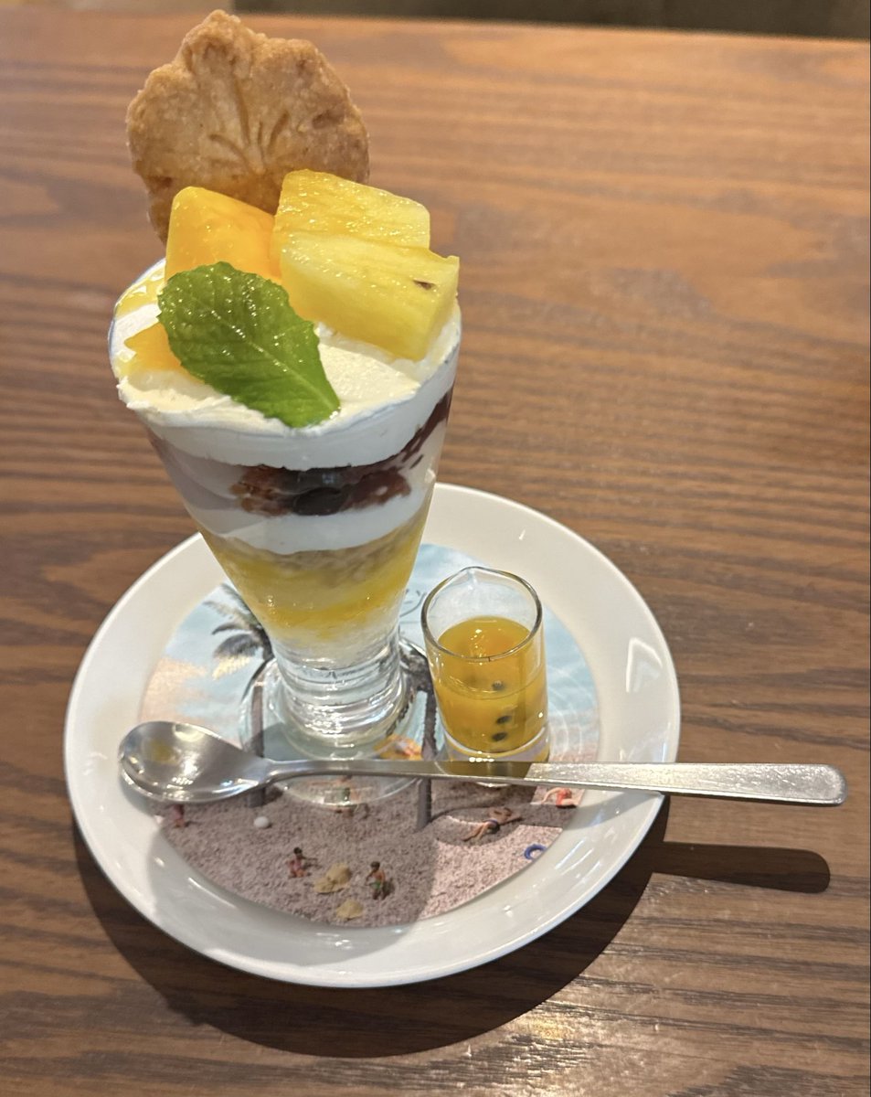 コシノヒロコ展の図録をミュージアムショップで買った帰りに地下に