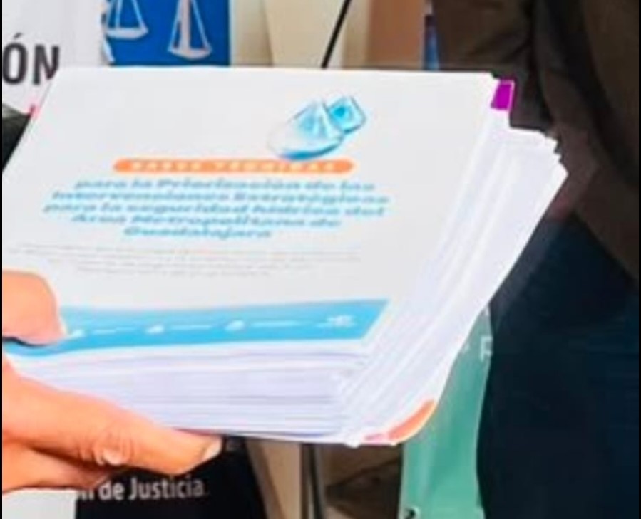 marcatextos's tweet photo. UNA FARSA "NARANJA" LLAMADA "PLAN HÍDRICO" 

Un mamotreto de 400 páginas que sospechan fue elaborado, en gran parte, con Inteligencia Artificial "sin pies ni cabeza"; un regaño presidencial; y un "salpicadero" de culpas para no aceptar su ineptitud.
El análisis de @jcentresemana.
https://t.co/5ko1csIpVM