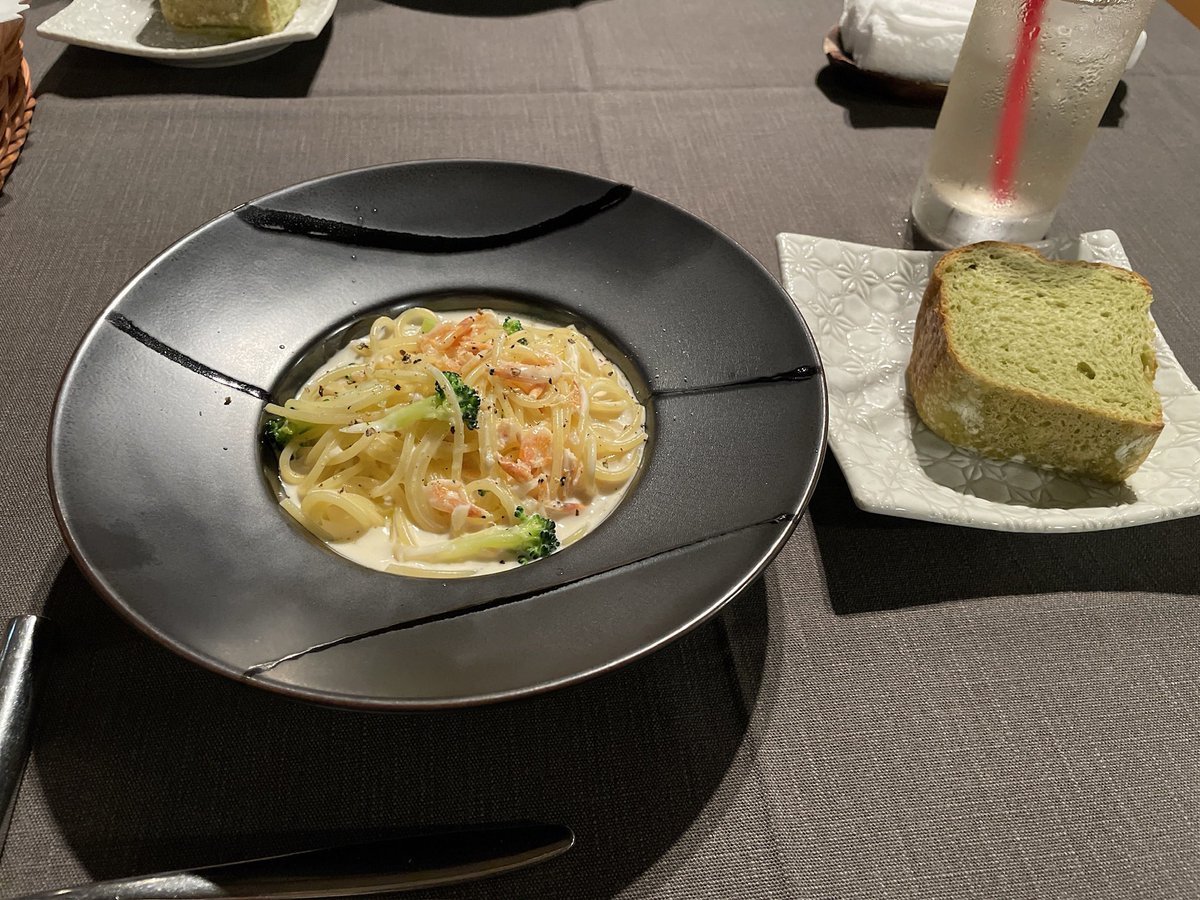 irodori_87's tweet photo. 結婚1周年だったのでお祝いしてきた🙌🏻
臨月入ったおかげか食欲旺盛です笑 https://t.co/TTckmvY9KX