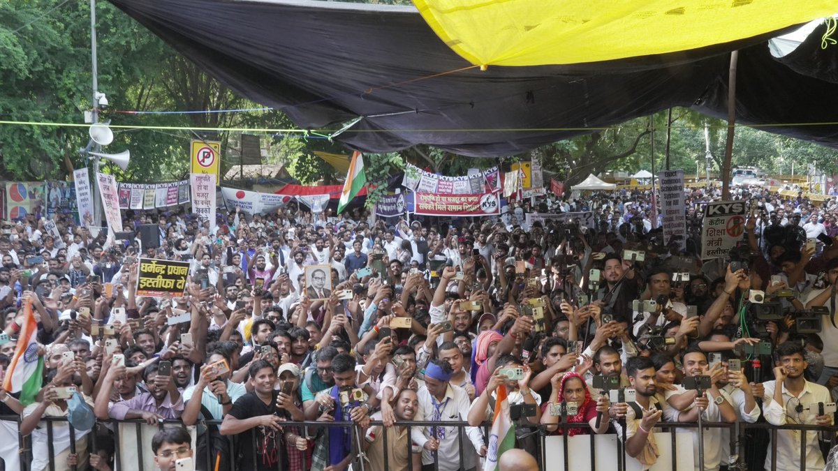 Cockroachisback's tweet photo. Jantar Mantar is Jam-packed on 25th day of the protest! 

#Pradhan_Must_Resign https://t.co/9gBE4oZABA