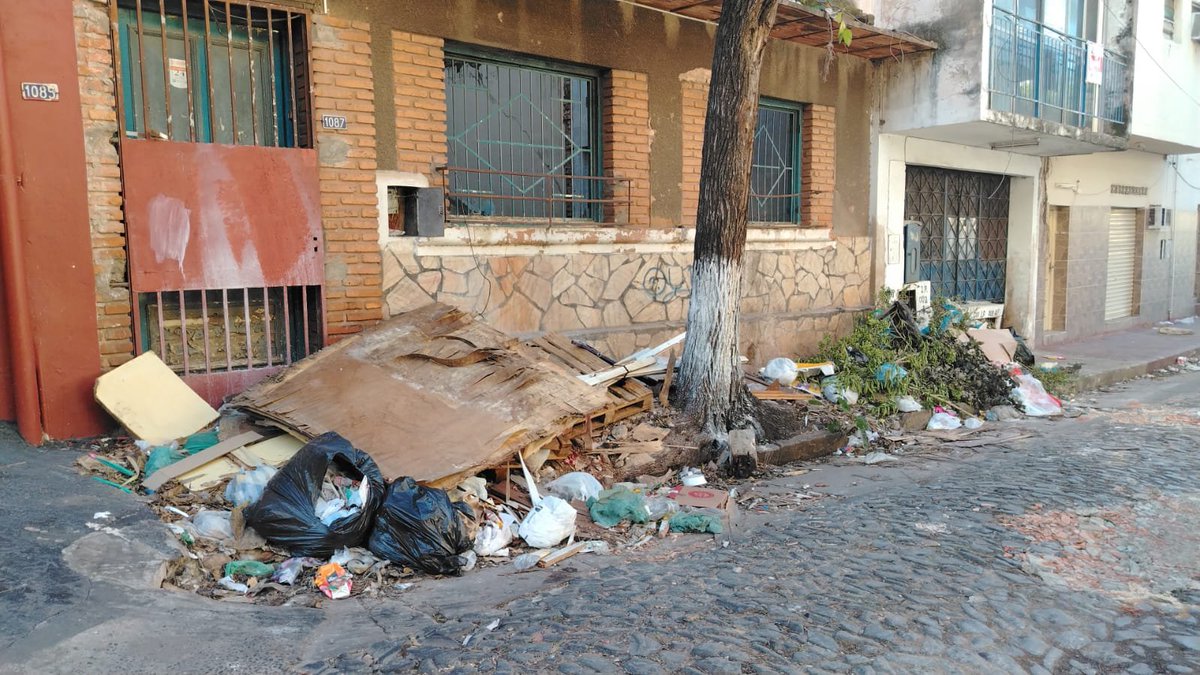 RadioLibrePy's tweet photo. Asunción es una pocilga y la Calle Porvenir casi Rca. de Colombia es un vertedero a cielo abierto que esta administración ha sido incapaz de resolverlo. Los vecinos ya no pueden más. Altos impuestos inmobiliarios para vivir en la basura. @AsuncionMuni es una vergüenza!. https://t.co/lK51jCnL74