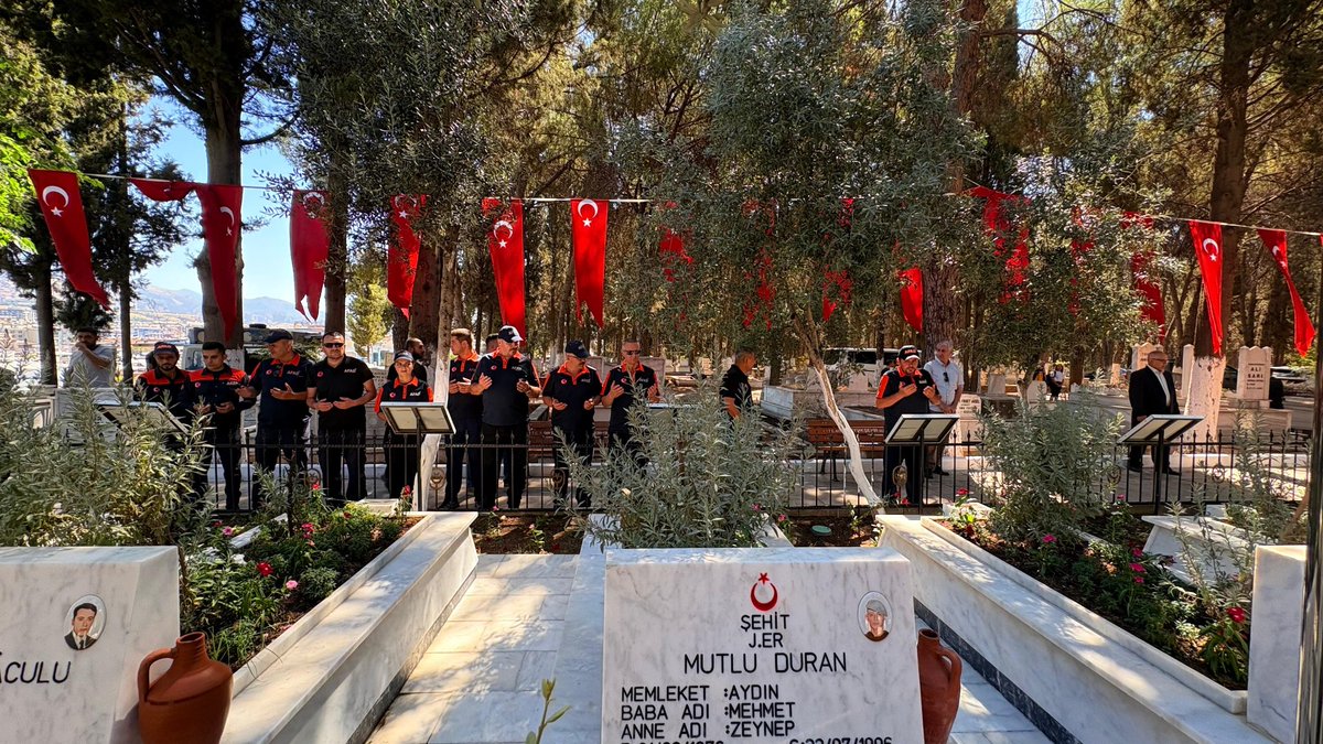 AFAD_Aydin's tweet photo. 15 Temmuz Demokrasi ve Millî Birlik Günü kapsamında, İl Müdürümüz Sayın Yalçın MUMCU ve kurum personelimizin katılımıyla Tellidede Mezarlığı Şehitliği ile Kemer Mezarlığı Şehitliği ziyaret edildi. Aziz şehitlerimiz rahmet ve minnetle anıldı.
.
.
.

@AFADBaskanlik https://t.co/PRu2mRdRc0