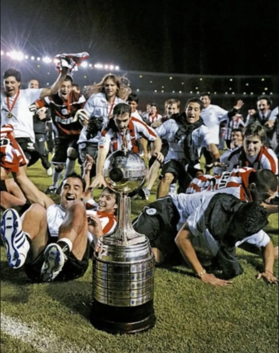 Jsv11_'s tweet photo. Los cobardes no hacen historia. 

Tetracampeon de América https://t.co/uA06hPzy8Y