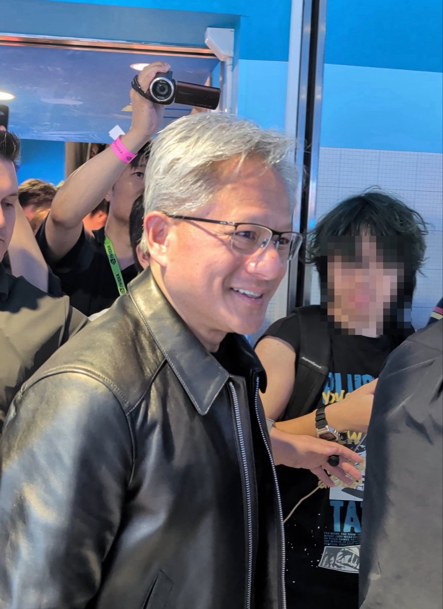 TechnoEdgeJP's tweet photo. ジェンスン・ファン待ちで1時間ほど遅れて始まったセガ x NVIDIAの絆30周年イベント。路上は大混乱でしたが、無事？終了しました

会場フロア以外は通常営業中のGiGOで開催したため、詰めかけた一般客にジェンスンが気さくにファンサする姿も https://t.co/5ghihGF2kI