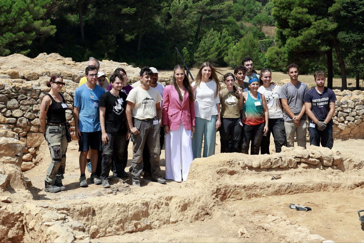 CasaReal's tweet photo. Visita de la Princesa de Asturias y de Girona y la Infanta Sofía a las excavaciones arqueológicas en el conjunto arqueológico de Empúries (Girona), situadas en la zona norte de la ciudad griega. 

Allí, han conocido a los alumnos del 80.º curso de arqueología de Empúries, que está dirigido a estudiantes universitarios de segundo ciclo de Arqueología o Historia, o de máster, y que se se ha convertido en una escuela de referencia para arqueólogos e historiadores del mundo clásico, tanto en el ámbito nacional como internacional.

#PremiosPrincesaDeGirona 2026

➡️https://t.co/7LH3Qbr969