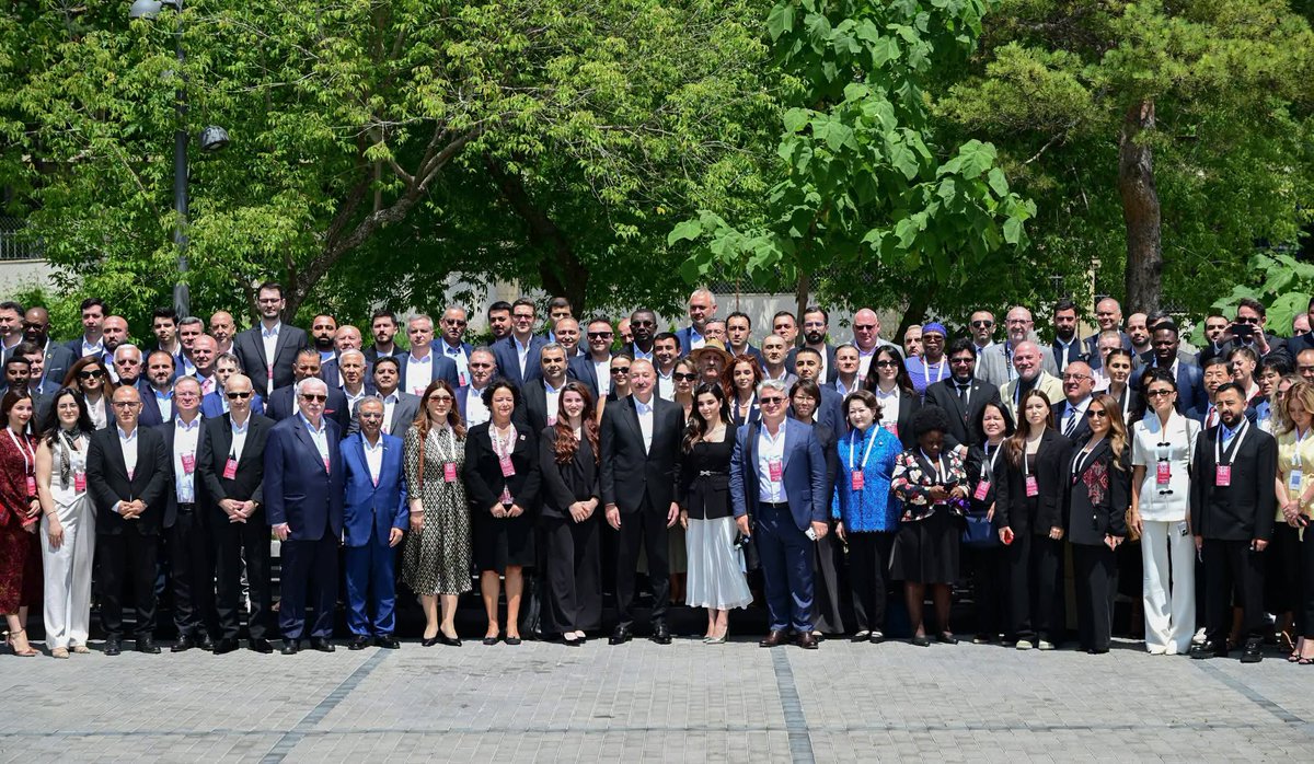 SabinaSadiqzade's tweet photo. Tranzit ölkə statusu yalnız əlverişli coğrafi mövqeyə malik olmaqla əldə edilmir. Bunun üçün qonşu dövlətlərlə davamlı siyasi dialoq, iqtisadi əməkdaşlıq və qarşılıqlı etimada əsaslanan münasibətlər vacibdir. https://t.co/h0dVvds7oG