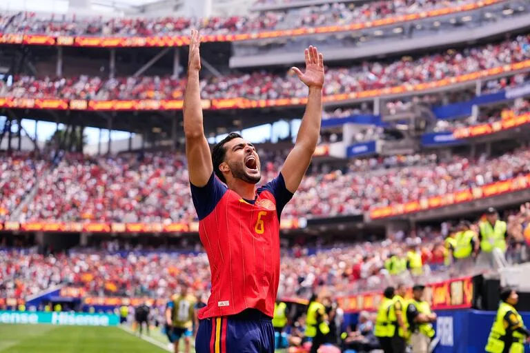 xLaFrontal's tweet photo. No fue una de las figuras que acaparó titulares vs Francia pero este dato es muy bestia.

Ayer, Mikel Merino sale en el minuto 78, disputa 8 duelos aéreos y gana 5 siendo el máximo del encuentro.

La muestra del compromiso, la calidad y los recursos disponibles en el banquillo https://t.co/nKxfhaclv1