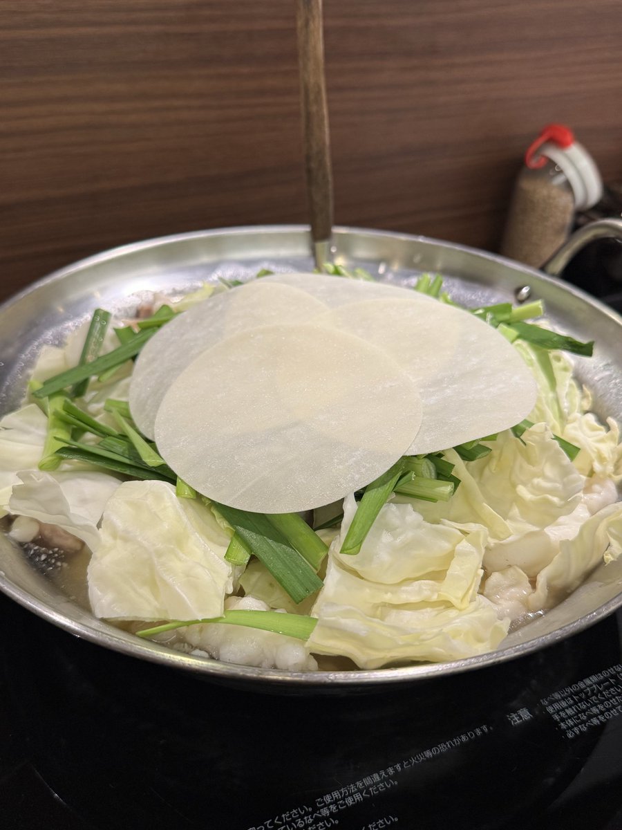 hirokiLEXIA's tweet photo. 福岡出張。レクシアの福岡出身の弁理士に聞いた、もつ鍋の美味い店。鶏ガラの澄んだスープがあっさりで美味いなー。いつものもつ鍋より太らずに済んでる気がする。^_^ https://t.co/rQBML7zynW